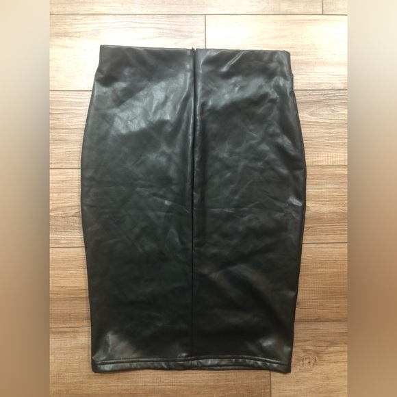 NWT- Vegan Leather pencil skirt- Size Small - Picture 3 of 3